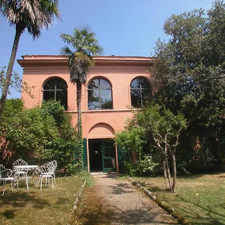 Дом отдыха Cosy In Bacchereto With Swimming Pool Карминьяно